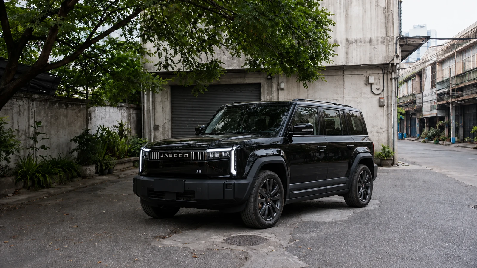 Jaecoo 6 EV front three quarter in the Charoen Krung courtyard during daytime