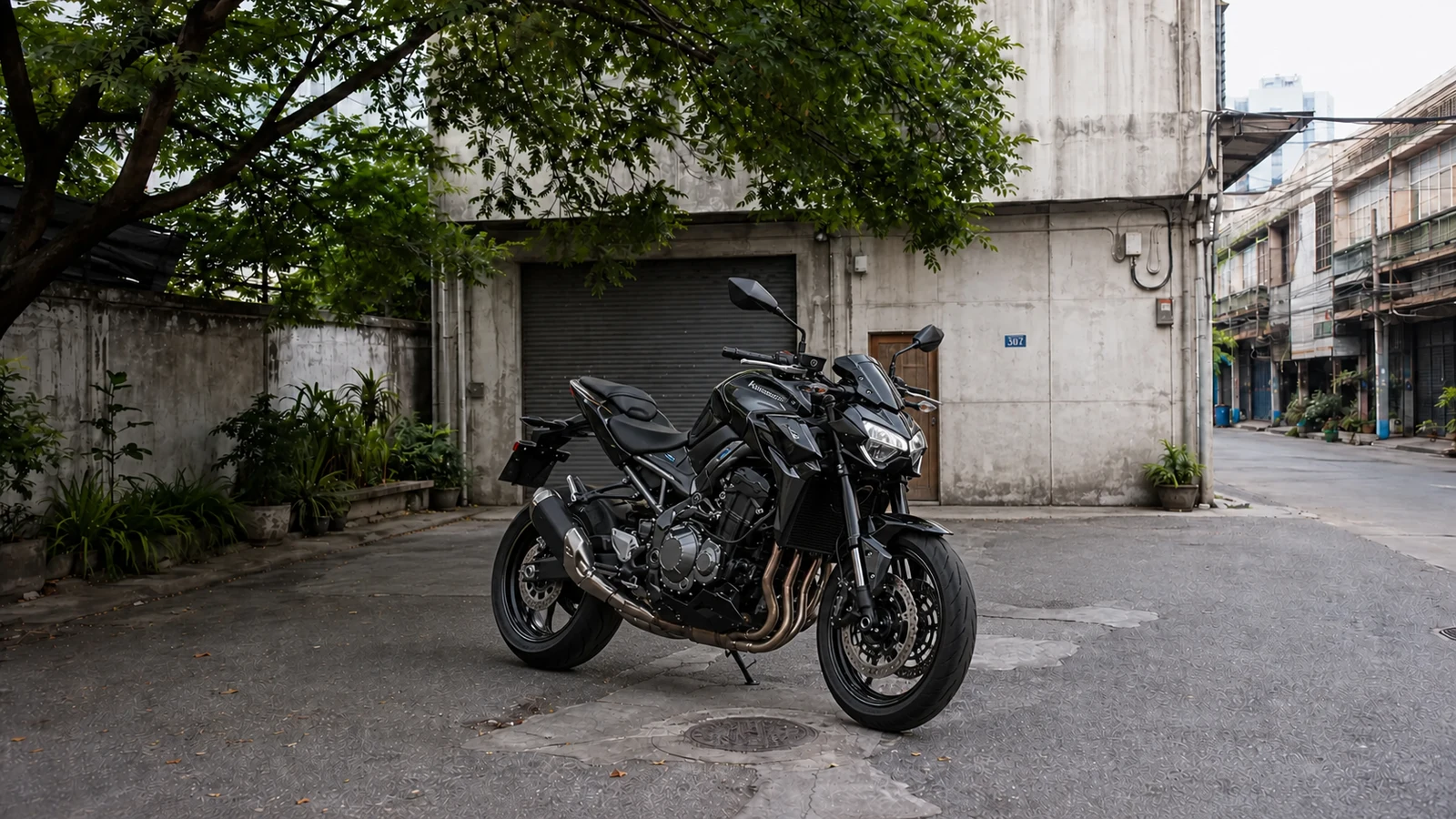 Kawasaki Z900 front three quarter in the Charoen Krung courtyard during daytime