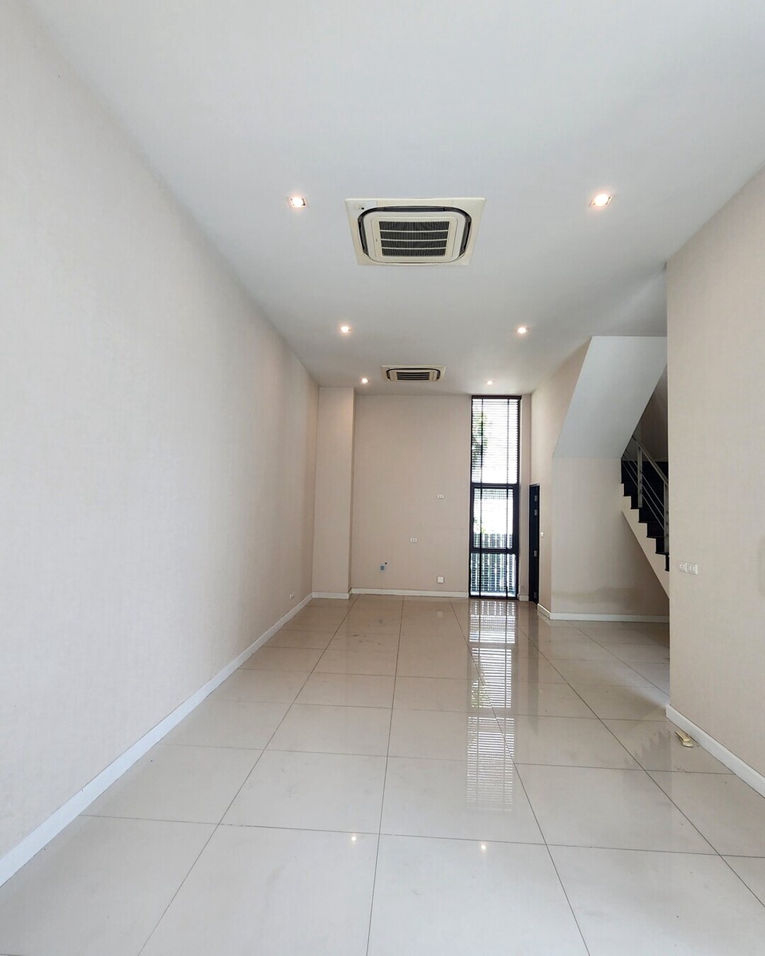 Ekkamai townhouse slide 3